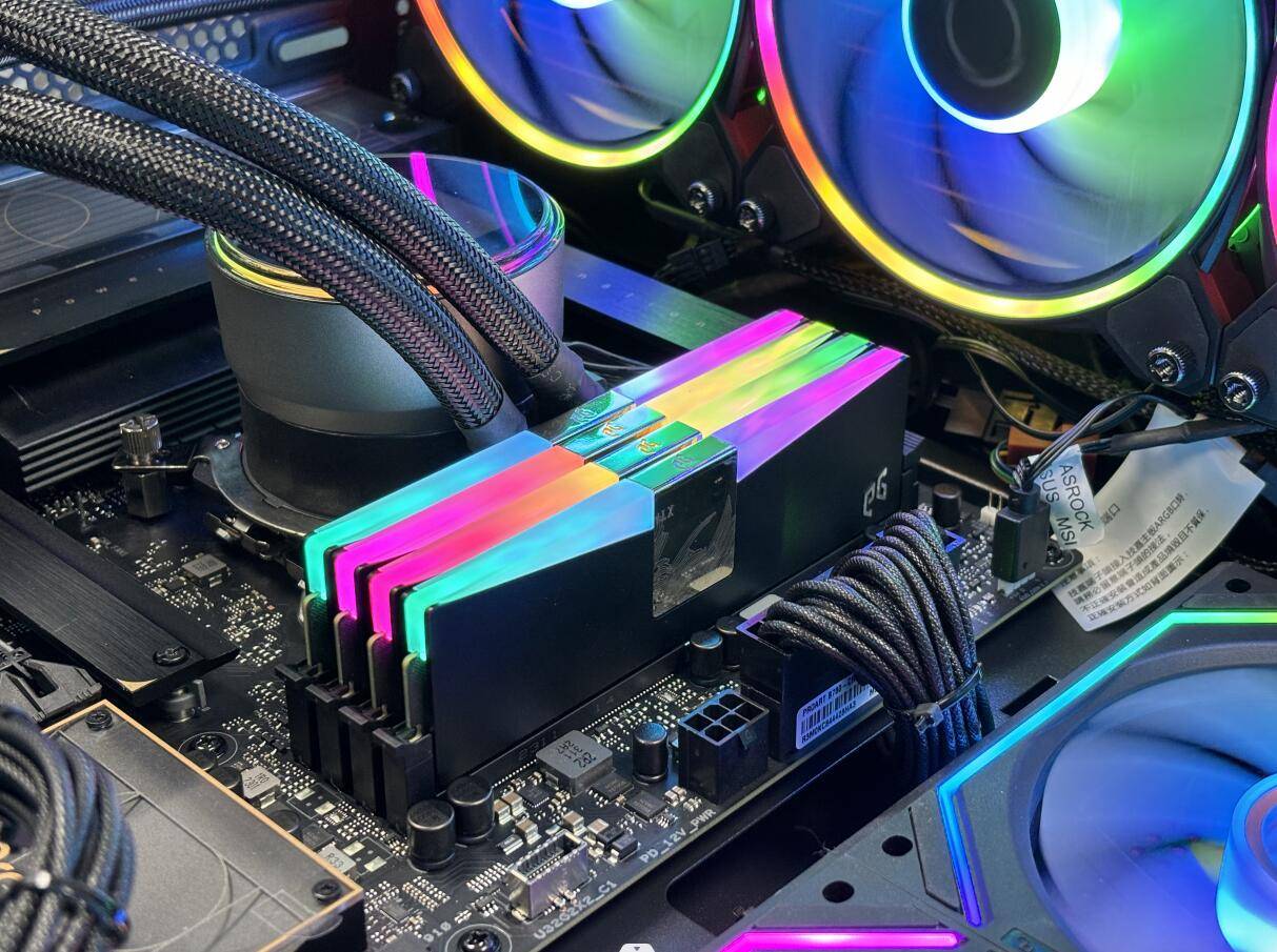 EG异极北极星助力极客网咖打造职业级电竞体验(图2)