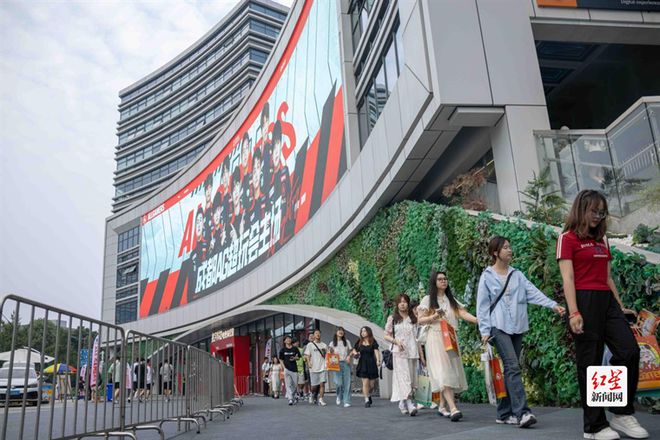 2024KPL夏季赛成都主场首战打响西部智谷专业级电竞场馆见证蓉城狂掀电竞风暴(图5)