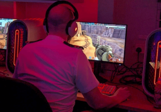 英国最新航母上配备高端电竞房:游戏对军队好处多多(图2)