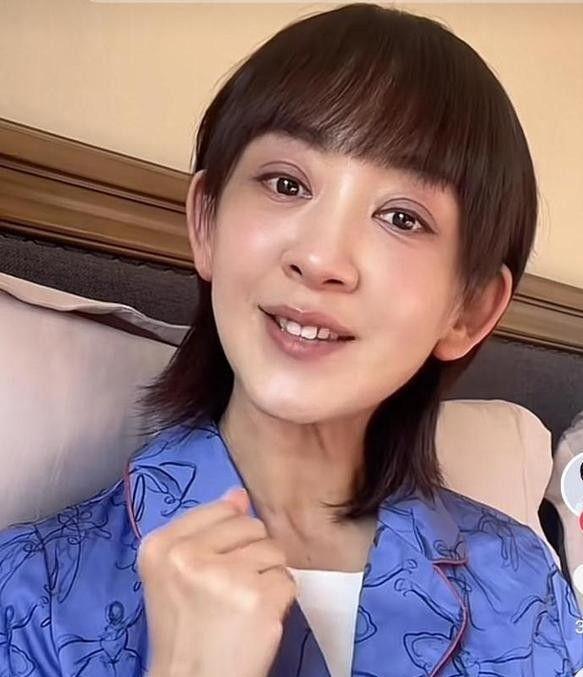 央视前主持人瑶淼近况：子宫全切后恢复好16岁女儿现身没她漂亮(图2)
