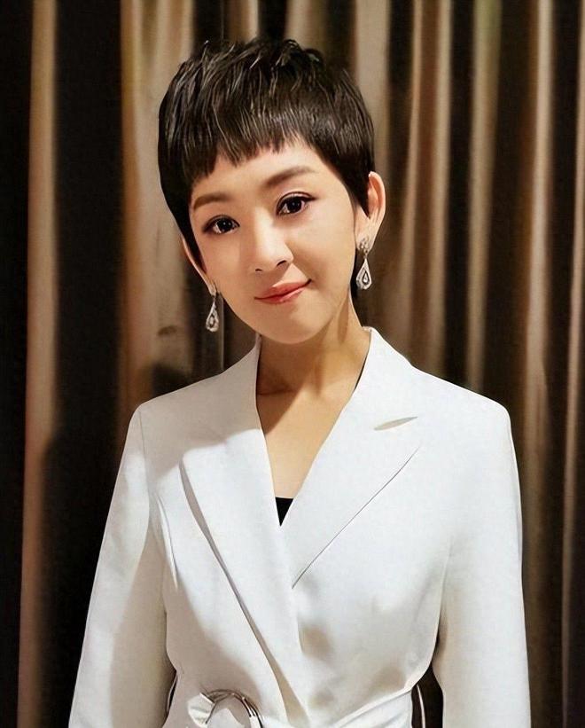 央视前主持人瑶淼近况：子宫全切后恢复好16岁女儿现身没她漂亮(图1)